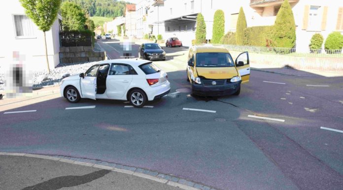 Verkehrsunfall zwischen Auto und Lieferwagen fordert zwei Verletzte