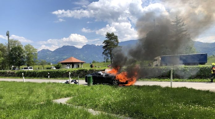 Hoher Sachschaden nach Fahrzeugbrand