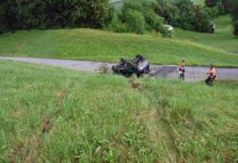 Auto überschlägt sich und landet auf Dach