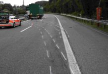 Lastwagen mit Anhänger streift stehendes Pannenfahrzeug