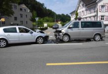 Frontalkollision zwischen zwei Autos