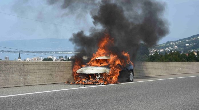 Auto brannte auf der Autobahn lichterloh