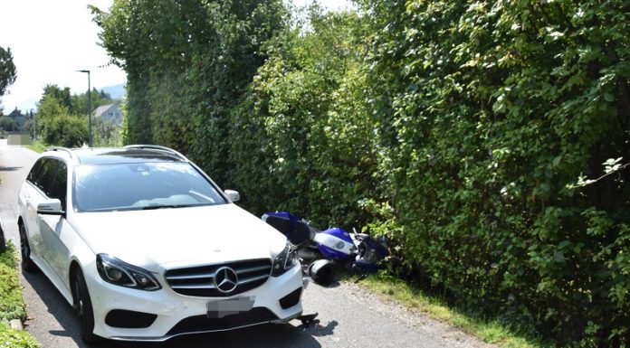 Kollision zwischen Auto und Motorrad