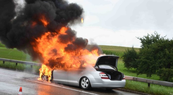 Auto brennt auf Autobahn