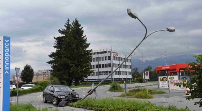 Fahrunfähig mit Auto gegen Kandelaber gefahren