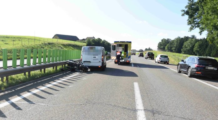 Motorrad prallt in Lieferwagen