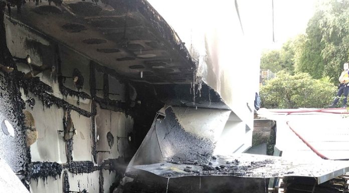 Bretterlager und Hausfassade in Brand geraten