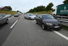 Unfälle auf Autobahn – Verkehrsbehinderung durch Fahrzeugteile