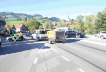 Unfall zwischen Lieferwagen und Auto