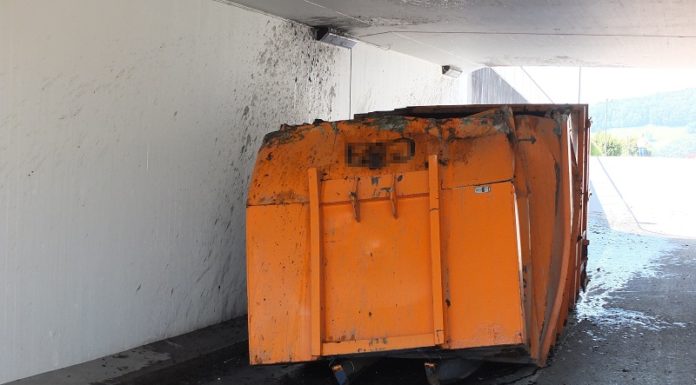 Mit Mulde in Unterführung stecken geblieben