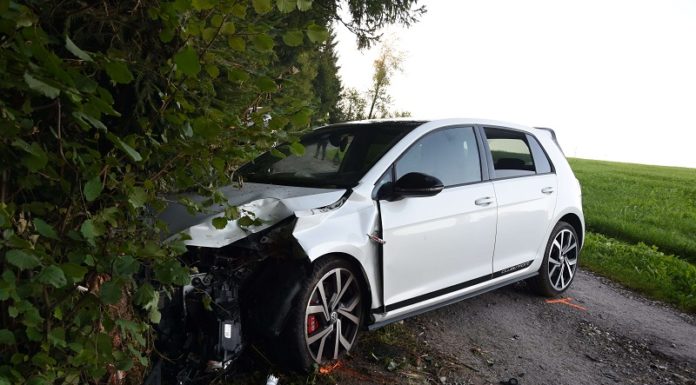 Strolchenfahrt mit Auto endet im Baum