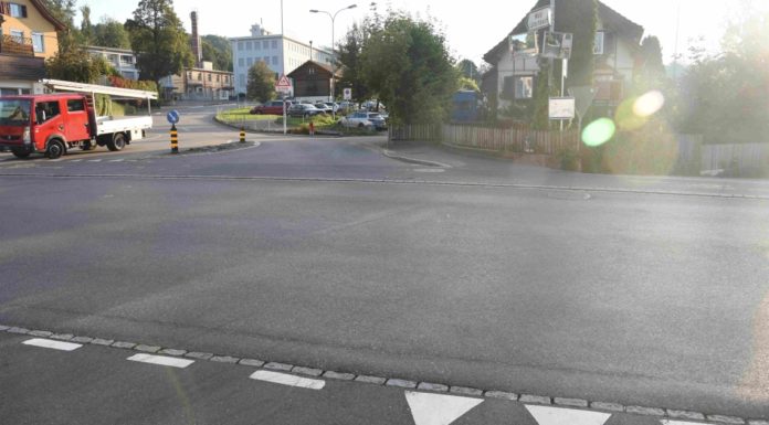 Ermenswil: Auto kollidiert mit Fahrrad