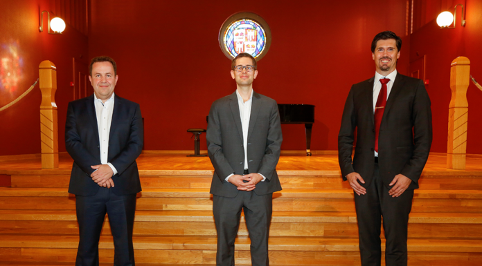 Zertifikatsübergabe an neue Blockchain- und FinTech-Spezialisten