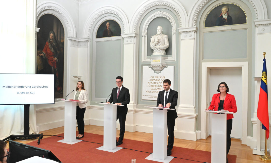 Medienorientierung zum Thema COVID-19 Umfrage und Impfungen mit Monika Büchel-Marxer, Regierungsrat Manuel Frick, Christian Frommelt und Silvia Dehler