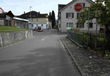 Ebnat-Kappel: Kind auf Velo kollidiert mit Auto