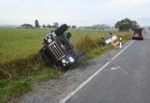 Fahrzeug samt Anhänger überschlagen