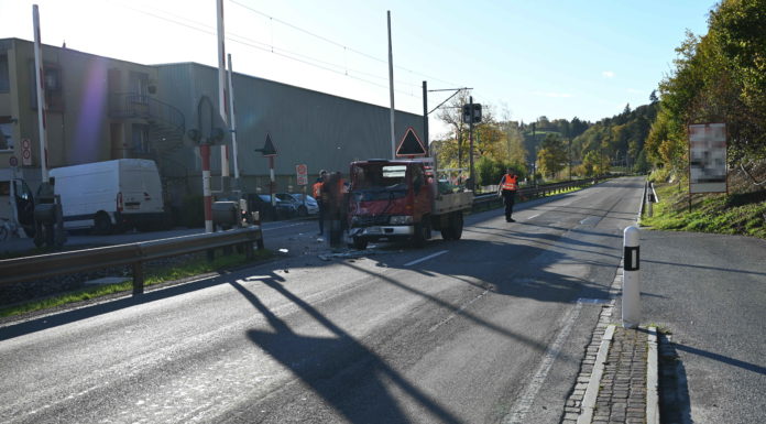 Schmerikon: Unfall zwischen zwei Lieferwagen
