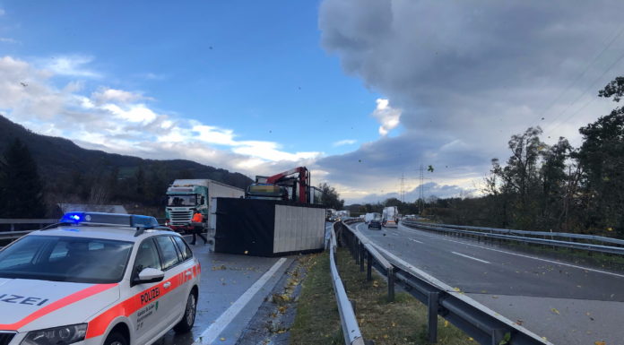 Lienz: Anhänger von Wind überschlagen