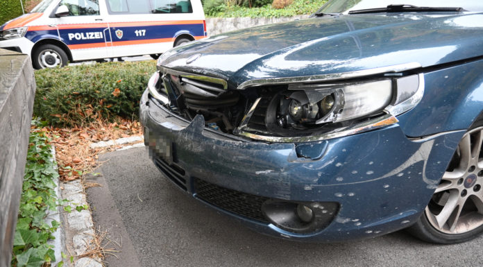 Auffahrunfall und Kollision mit Eisenpfosten