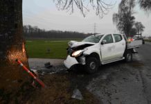 Buchs: Mann fährt mit Lieferwagen in Baum