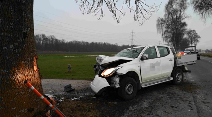 Buchs: Mann fährt mit Lieferwagen in Baum