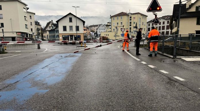 Mit Auto in Bahnschranke gefahren