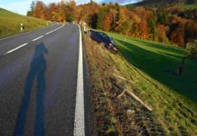 Mann fährt mit Auto Böschung hinunter