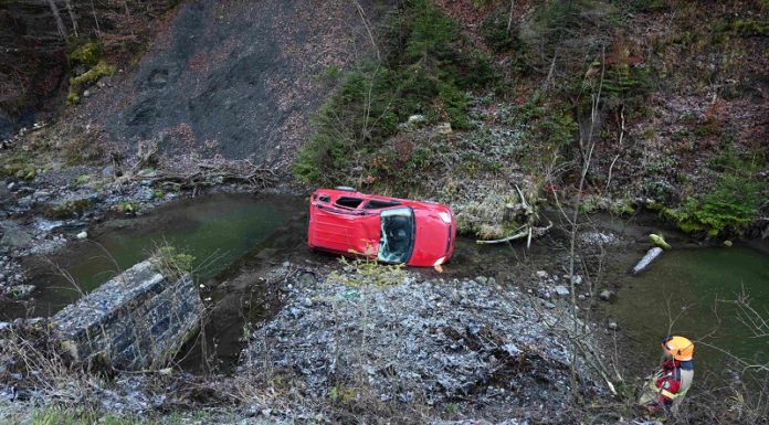 Nach Unfall im Simmibach gelandet