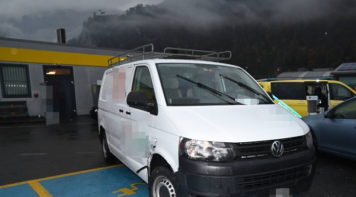 A3-Sargans: Lieferwagen streift Leitplanke – Fahrer betrunken