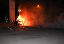 Zwei brennende Autos auf Aussenparkplatz des Polizeistützpunkts
