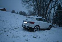 Selbstunfall auf schneebedeckter Fahrbahn