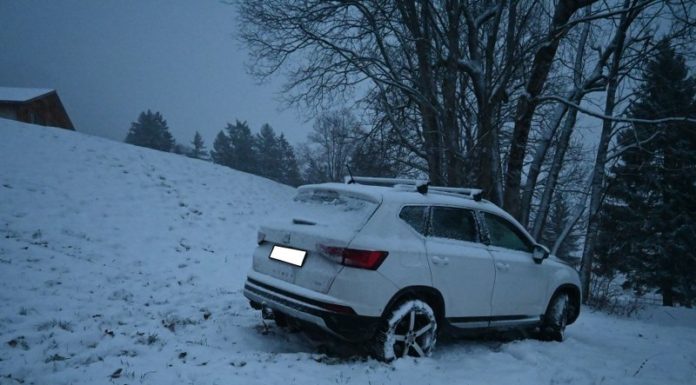 Selbstunfall auf schneebedeckter Fahrbahn