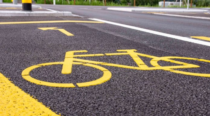 25-jährige stürzt mit Velo schwer