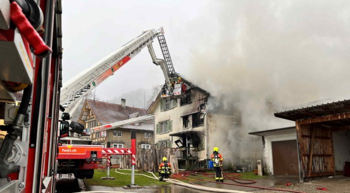 Wattwil: Mehrfamilienhaus in Vollbrand