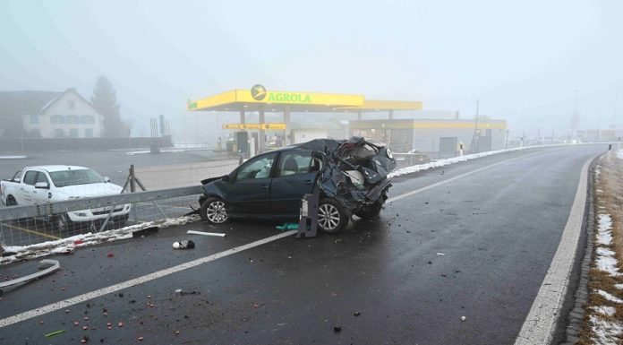 Bei Selbstunfall mit Auto mehrmals überschlagen