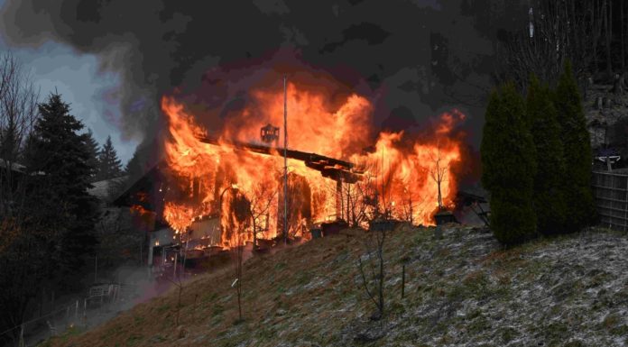 Rieden: Haus in Vollbrand – eine Person verletzt