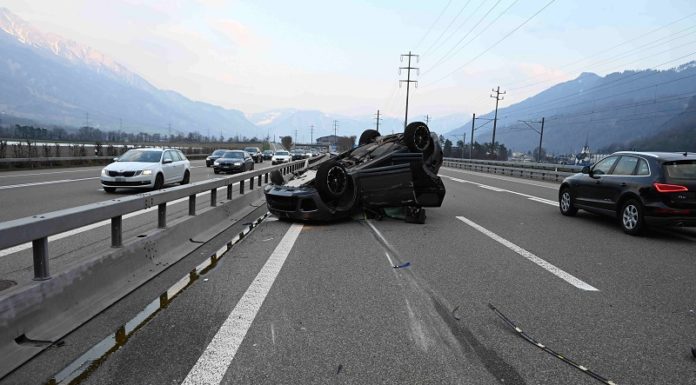 Auto überschlug sich: 2 Verletzte bei Unfall