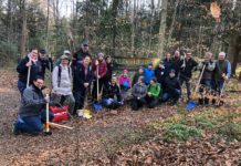 Sinnvoller und fröhlicher Arbeitstag im Gampriner Kratzera-Wald