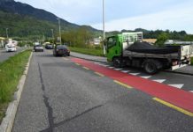 Auffahrunfall zwischen Lieferwagen und Auto