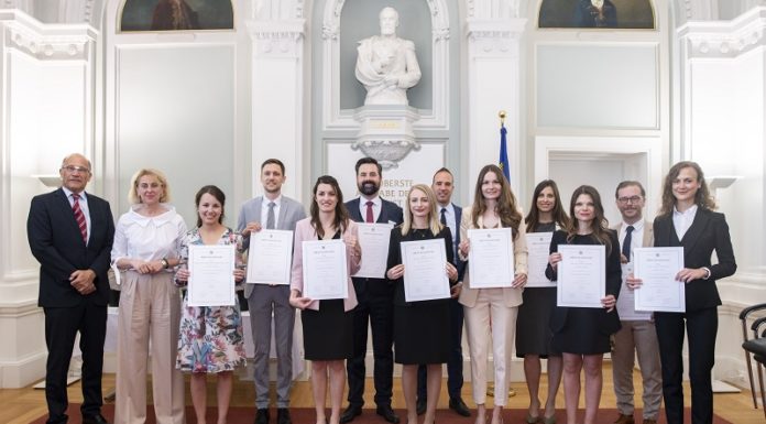 Feierliche Diplomübergabe