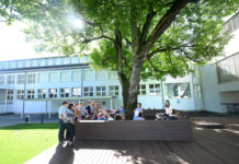 Eröffnung Sitzplattform und Leseecke unter dem Nussbaum