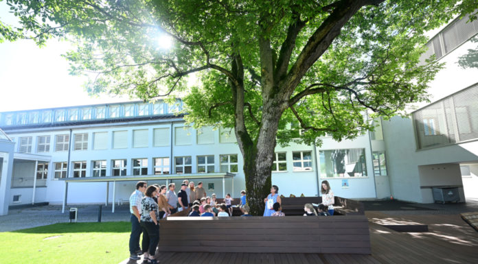 Eröffnung Sitzplattform und Leseecke unter dem Nussbaum