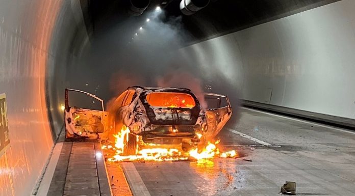 Auto brennt nach Unfall aus