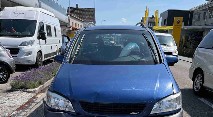 Auffahrunfall mit zwei Autos – drei Verletzte