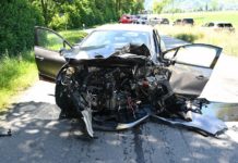 Eine verletzte Person nach Frontalkollision