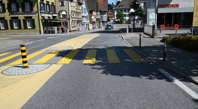 Unfall zwischen E-Bike und Auto