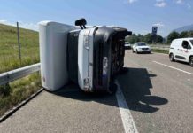 Montlingen: Wohnmobil kippt nach geplatztem Reifen