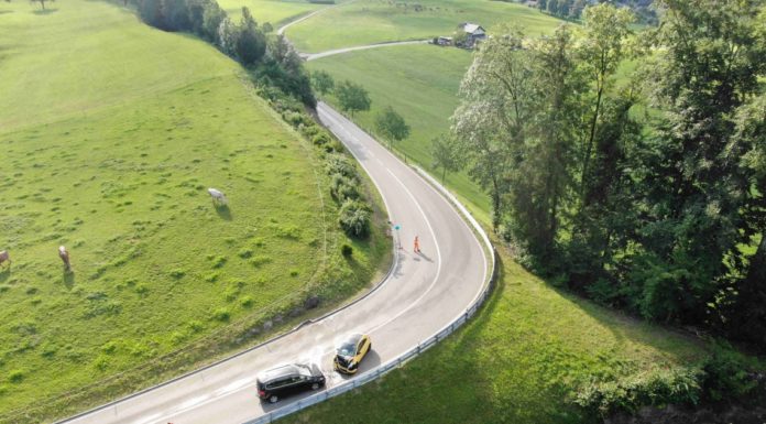 Neuhaus: Zwei Autos frontal kollidiert