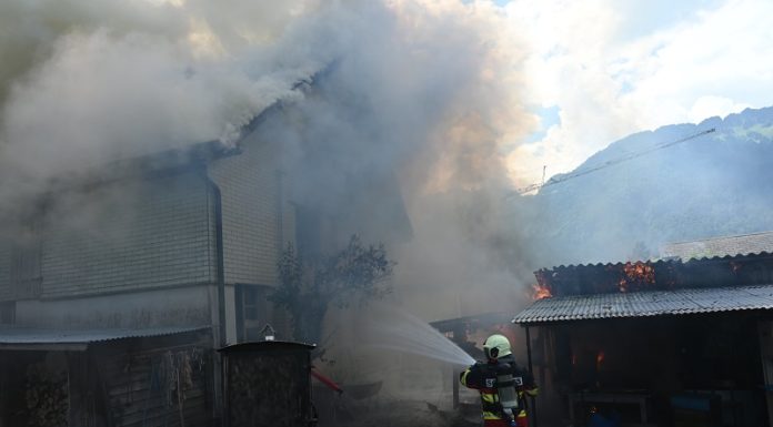 Haus in Vollbrand – nicht mehr bewohnbar