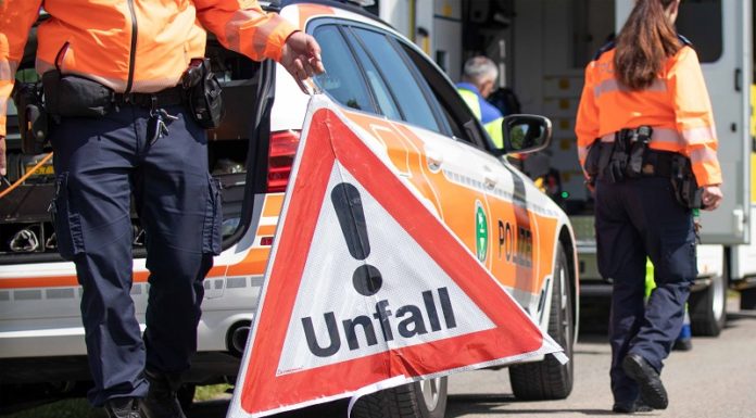 Auffahrunfall zwischen Motorrad und Auto